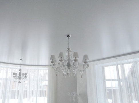 Белый сатиновый потолок в гостиную 24 кв.м от 16800 руб.*